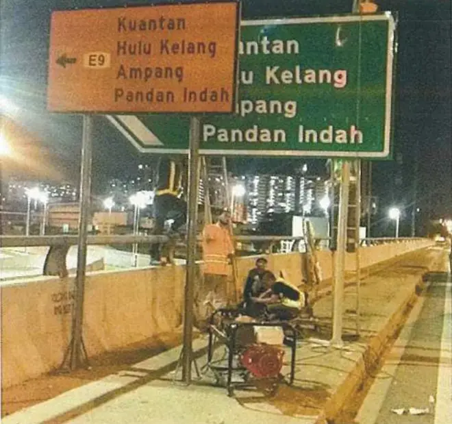Night installation of directional signboards for Hulu Kelang, Ampang and Pandan Indah