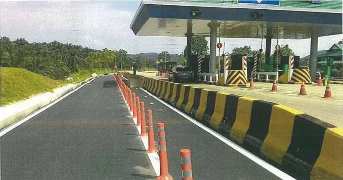 Orange flexible posts separating lanes at a toll plaza